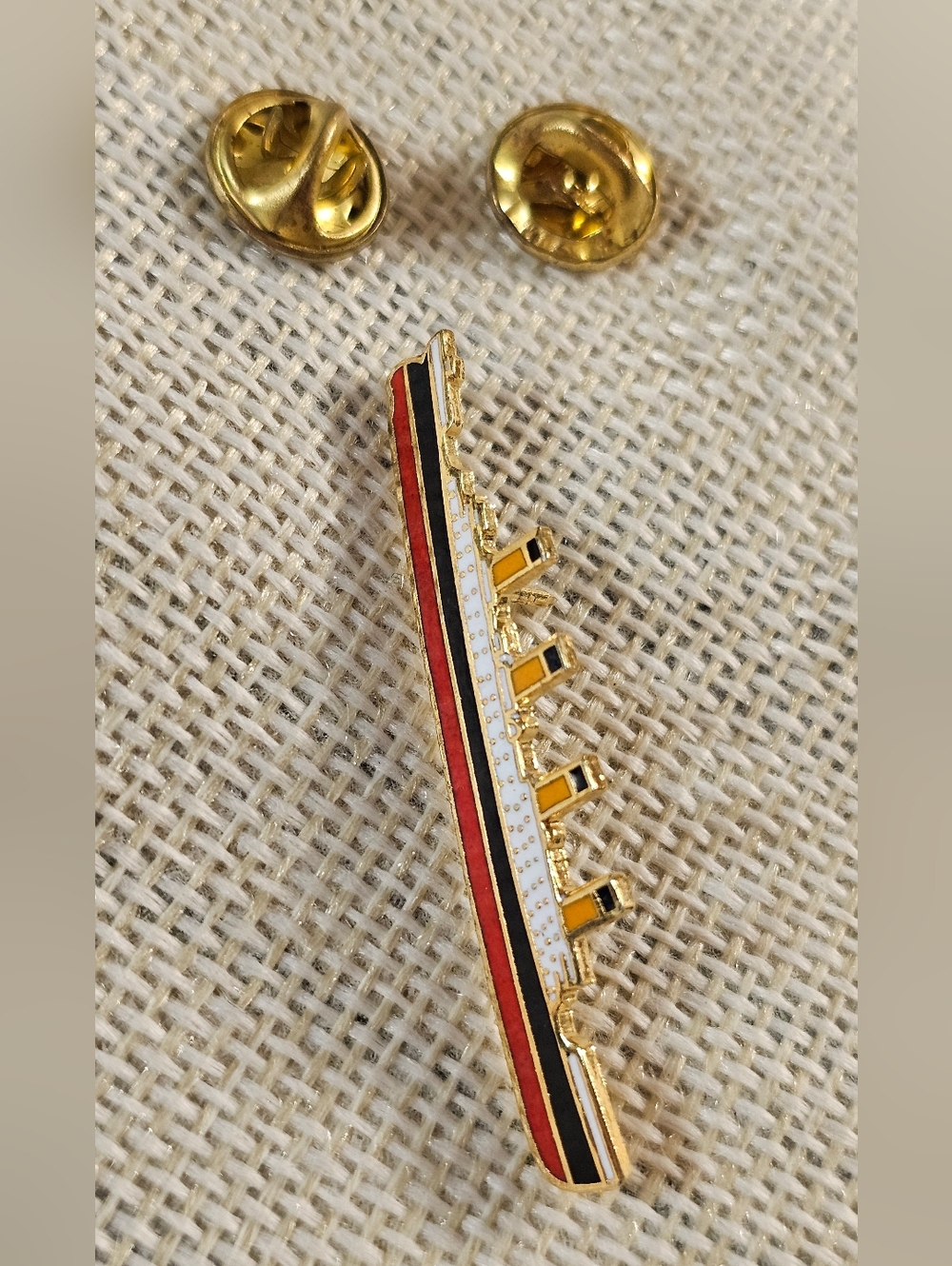 Vintage Titanic Goldtone Pin with Red and Black Enamel EUC - Picture 8 of 8
